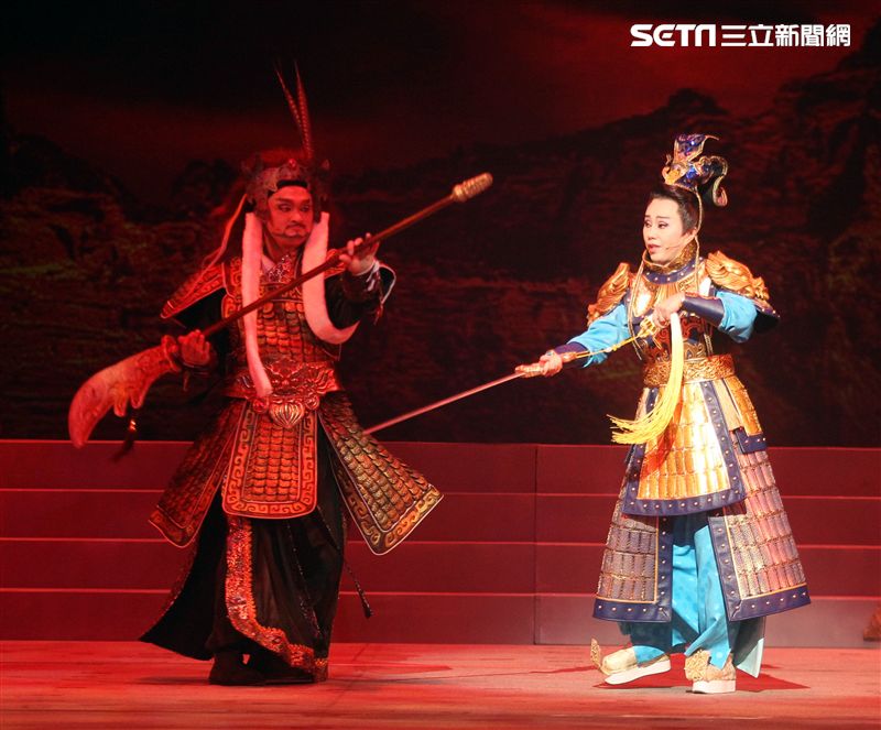 明華園戲劇總團「大河彈劍」國家戲劇院登場彩排。（記者邱榮吉/攝影）