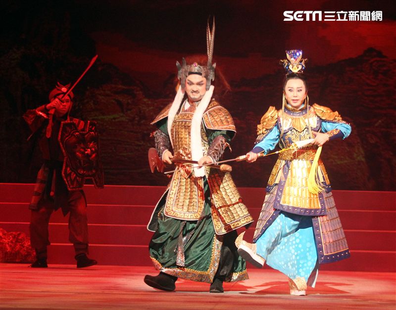 明華園戲劇總團「大河彈劍」國家戲劇院登場彩排。（記者邱榮吉/攝影）