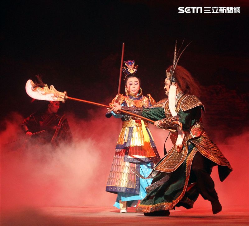明華園戲劇總團「大河彈劍」國家戲劇院登場彩排。（記者邱榮吉/攝影）