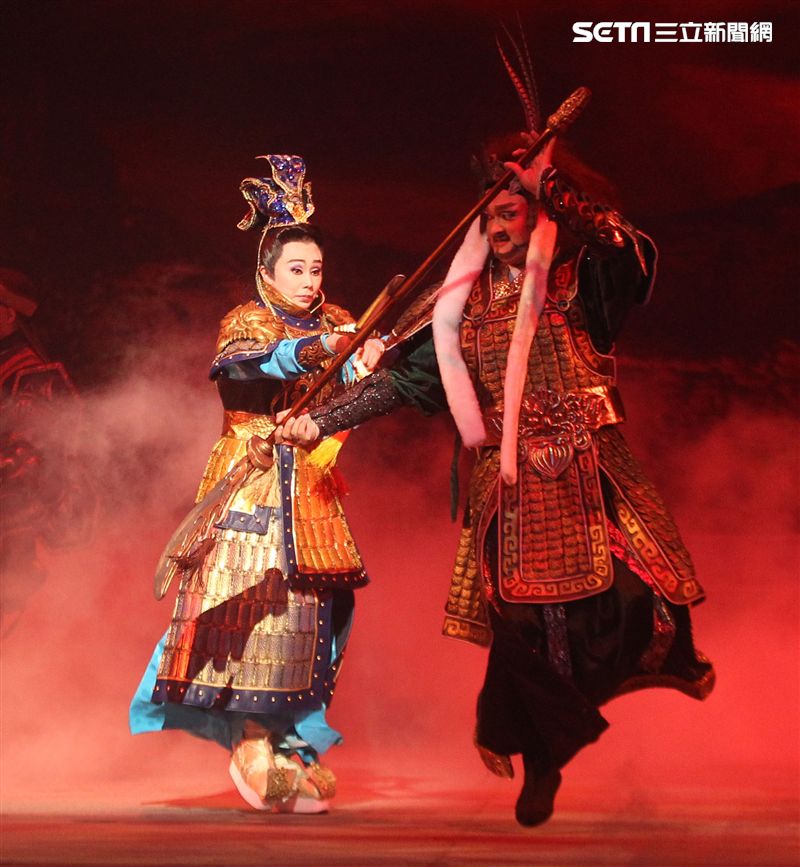 明華園戲劇總團「大河彈劍」國家戲劇院登場彩排。（記者邱榮吉/攝影）