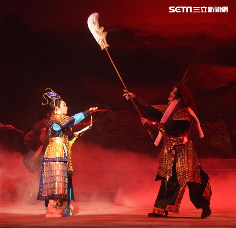 明華園戲劇總團「大河彈劍」國家戲劇院登場彩排。（記者邱榮吉/攝影）