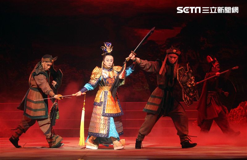 明華園戲劇總團「大河彈劍」國家戲劇院登場彩排。（記者邱榮吉/攝影）