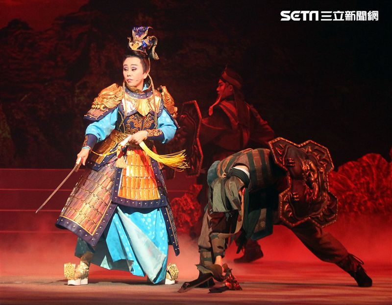 明華園戲劇總團「大河彈劍」國家戲劇院登場彩排。（記者邱榮吉/攝影）