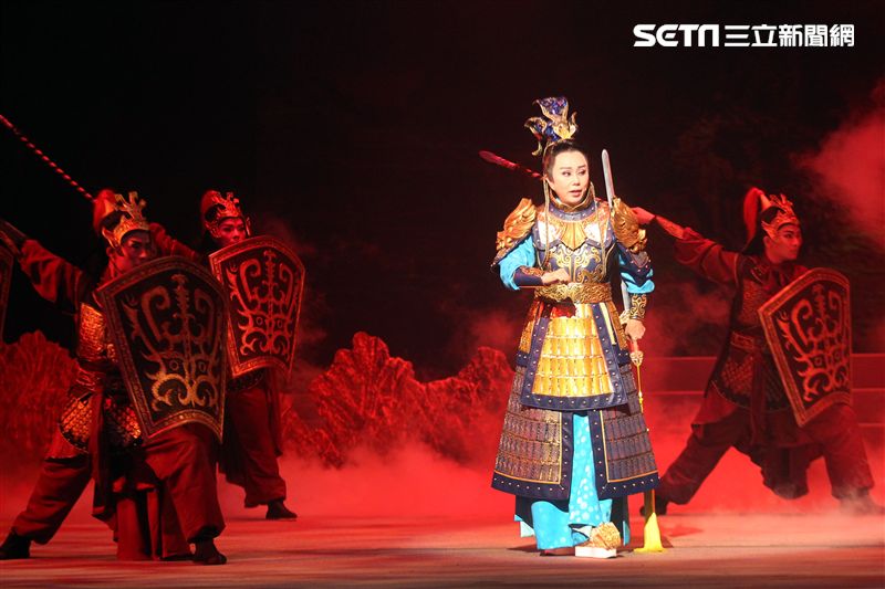 明華園戲劇總團「大河彈劍」國家戲劇院登場彩排。（記者邱榮吉/攝影）
