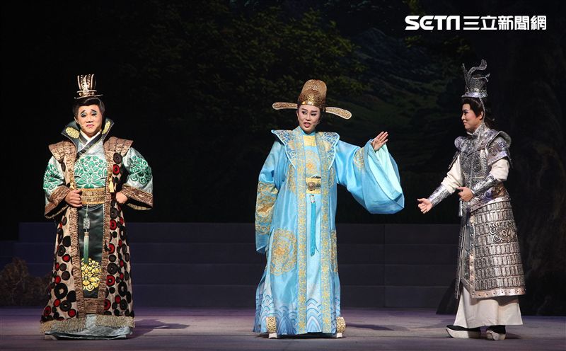 明華園戲劇總團「大河彈劍」國家戲劇院登場彩排。（記者邱榮吉/攝影）