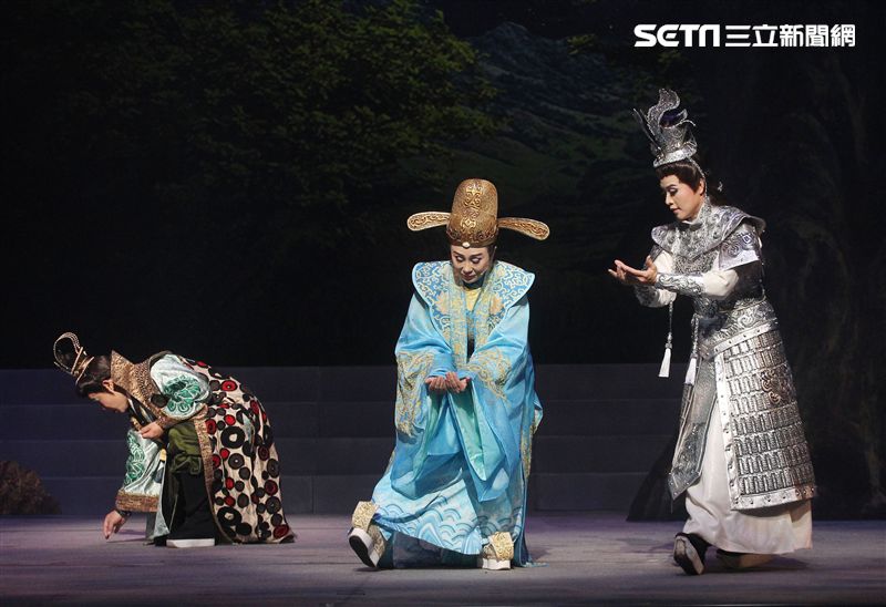 明華園戲劇總團「大河彈劍」國家戲劇院登場彩排。（記者邱榮吉/攝影）