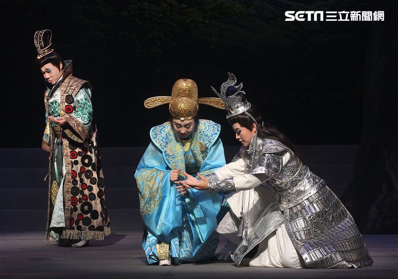 明華園戲劇總團「大河彈劍」國家戲劇院登場彩排。（記者邱榮吉/攝影）