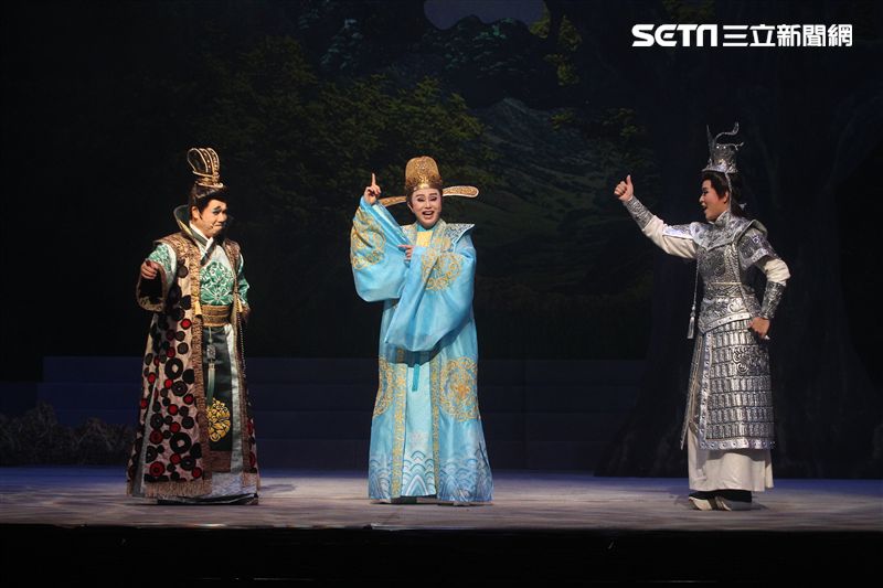 明華園戲劇總團「大河彈劍」國家戲劇院登場彩排。（記者邱榮吉/攝影）