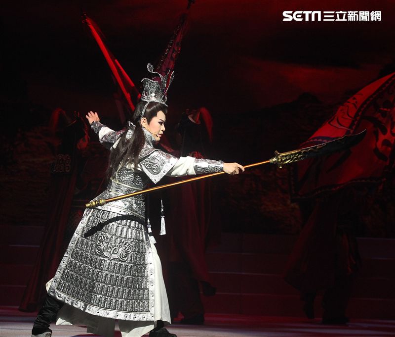 明華園戲劇總團「大河彈劍」國家戲劇院登場彩排。（記者邱榮吉/攝影）