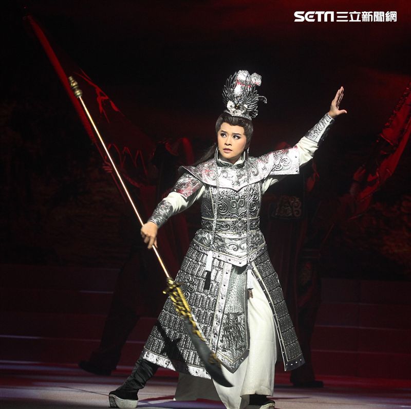 明華園戲劇總團「大河彈劍」國家戲劇院登場彩排。（記者邱榮吉/攝影）