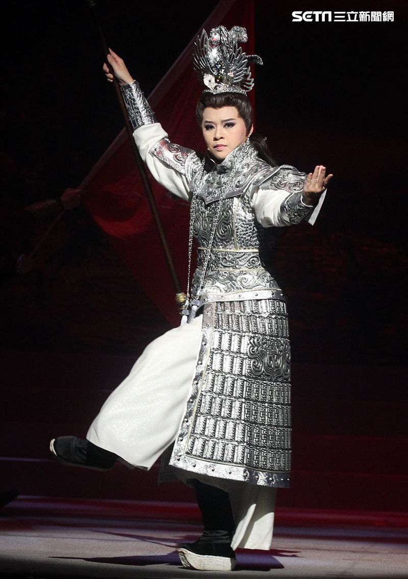 明華園戲劇總團「大河彈劍」國家戲劇院登場彩排。（記者邱榮吉/攝影）