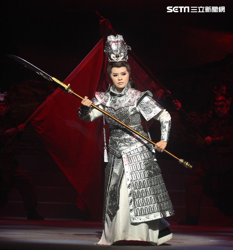 明華園戲劇總團「大河彈劍」國家戲劇院登場彩排。（記者邱榮吉/攝影）