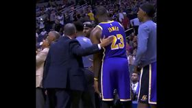 「詹皇」LeBron James想擊掌卻遭對方忽略。（圖／翻攝自推特）