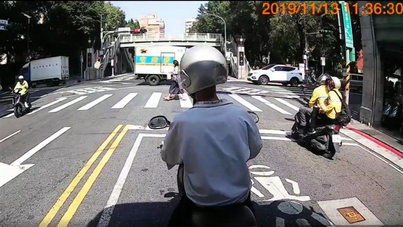 阿伯倒車遮陽　大車一招「完美制裁」