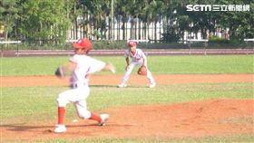 張奕台北市東園國小時練球的照片 父親張正昌提供