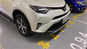 孕媽車位遭卡…提醒「這是上下貨區」！自私婦硬停被譙翻（圖／翻攝自爆怨公社）