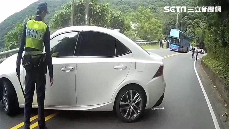 破車窗警棍無路用？警局長也被考倒了
