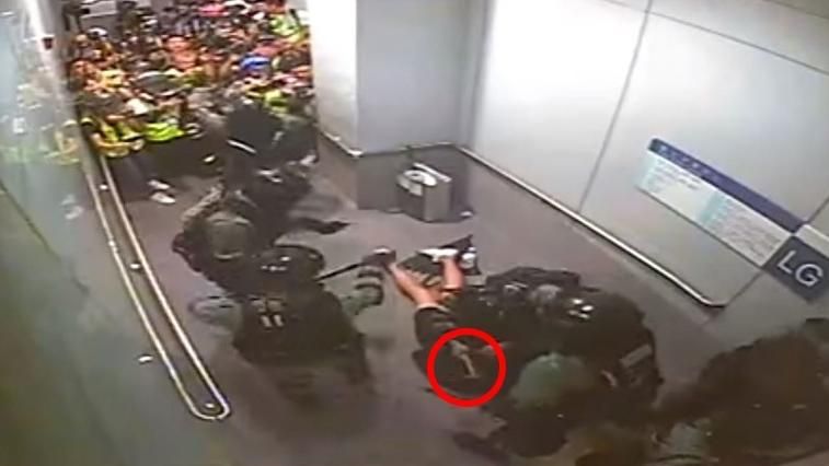 港警闖教堂逮人！槌子塞青年背包栽贓