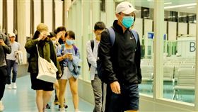 香港警民衝突入校園  在港台生返鄉難掩倦容在香港的台北經濟文化辦事處協助下，香港中文大學71名台灣學生在14日凌晨抵台。學生們多數都戴著口罩，卻難掩滿面倦容，雖然已經抵達台灣，許多學生們仍是驚魂未定，也不願回答任何問題。中央社記者吳睿騏桃園機場攝  108年11月14日