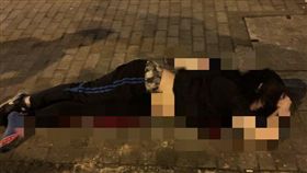 港人反抗／黑衣男街頭倒臥血泊亡！港警稱是「單純墜樓」（圖／翻攝自Stand News立場新聞）