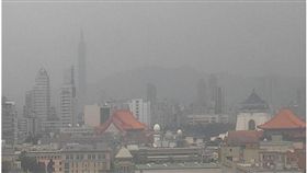 小心大陸霾害！101快消失　東北風狹髒空氣「一片橘黃」（圖／翻攝自空氣品質監測網）