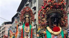 保母,七爺八爺,蘆洲,文武大眾廟,顧小孩,手帕。(圖/翻攝自蘆洲合義社粉絲專頁)