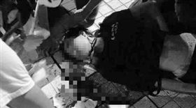 港人反抗／15歲中學生遭「催淚彈射頭」！滿身血倒地命危（圖／翻攝自Stand News 立場新聞）