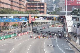 示威者投雜物  道路停擺