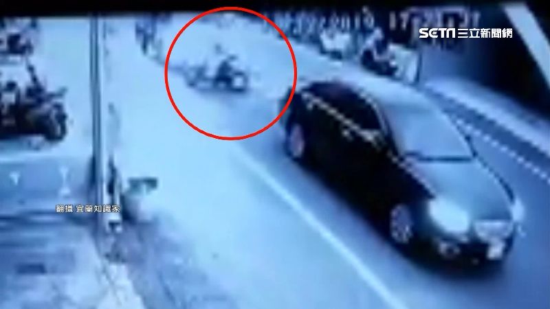 機車違規穿越車陣　直行騎士遭撞倒地
