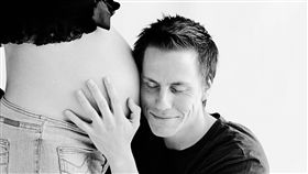 爸爸聽胎動。（示意圖／翻攝自免費圖庫Pixabay）

https://pixabay.com/photos/pregnancy-pregnant-mom-dad-parents-775041/