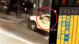 驚悚自撞曝光！辣妹成「高射炮」噴飛