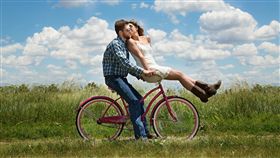 夫妻之間的情趣。（示意圖／翻攝自Pixabay）
https://pixabay.com/photos/engagement-couple-romance-bike-1718244/