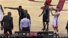 ▲快艇總教練瑞佛斯（Doc Rivers）跟裁判抗議，效力火箭的兒子竟然雙手比T，要裁判趕老爸出場。（圖／翻攝自Bleacher Report）