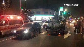 碰…駕駛未注意衝撞分隔島　衝撞翻車