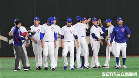 12強中華隊場邊熱身。（圖／記者王怡翔攝影）