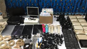 記者會陳列電信詐騙工具印尼三寶瓏移民局表示，他們在18日破壞電信詐騙案，在22日召開的記者會上陳列沒收的犯罪工具。（中華民國駐印尼代表處提供）中央社記者石秀娟傳真 108年4月22日