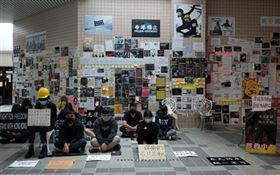 不忍港生遭警暴打　政大生連儂牆靜坐