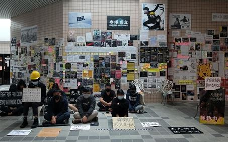 不忍港生遭警暴打　政大生連儂牆靜坐
