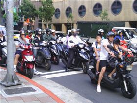 ▲台灣民眾最怕在街頭，遇上馬路「三寶」（圖／翻攝自Flickr）