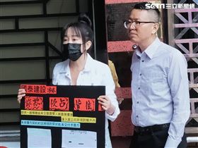葉姓女子穿著熱褲、小外套及低胸上衣，在徐立信陪同下赴北檢對國泰建設提告。（圖／記者楊佩琪攝）