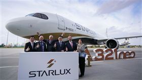 星宇首架機交付 張國煒親自駕回台／星宇航空臉書