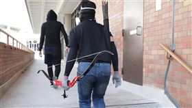 港理工大學學生與警方對峙香港理工大學抗爭學生，持弓箭對付防暴警察。中央社記者張謙香港攝  108年11月14日