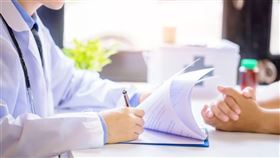 鼓勵,公費醫師,留偏鄉,蘇貞昌,每月有補助示意圖／攝影者jcomp／freepik)