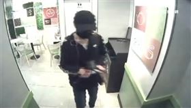 五分埔成衣大亨淪詐騙首腦！遙控年輕車手　返台探親機場遭逮,車手示意圖