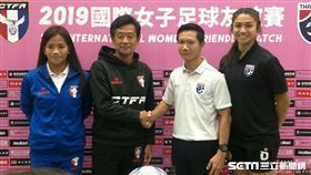 ▲中華女足隊長丁旗（左起）、總教練越後和男與泰國隊合影。（圖／記者林辰彥攝影）