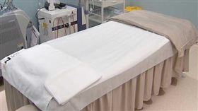 做下體除毛　抬頭驚見正前方有監視器（圖／翻攝自看看新聞）