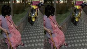 拐杖嬤迷路找兒！外送哥一路求援「社會真冷血」　停車場姨1句...他放棄整晚單（圖／爆廢公社）