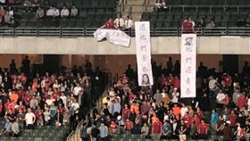 ▲香港球迷在比賽中「表達」。（圖／翻攝自推特）