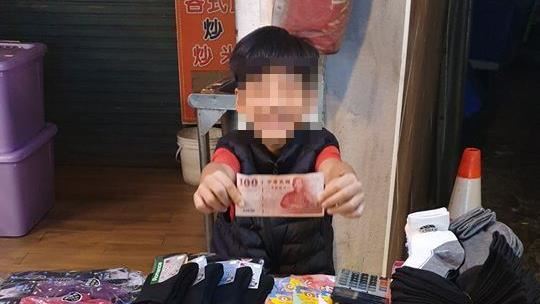 中壢弟放學坐街頭賣襪　替病父賺醫藥