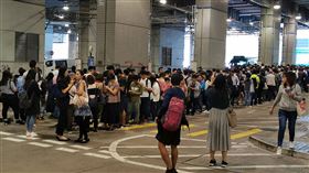 香港交通癱瘓 巴士站前市民大排長龍受「反送中」示威者破壞，香港13日的交通幾近癱瘓，全港650條公車專線中，當天上午只有100條線路提供有限度服務。圖為乘客在大圍小巴站前大排長龍。中央社記者張謙香港攝 108年11月13日